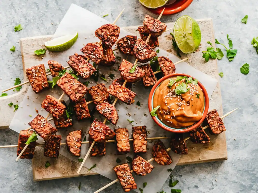 Vlees Vervangen Voor Beginners: Ontdek de Plantaardige Keuken 8 Gemarineerde en gebakken tempeh spiesjes met pindasaus