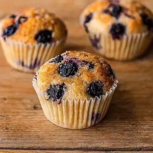 Bosbessenmuffins met bosbessen stukjes