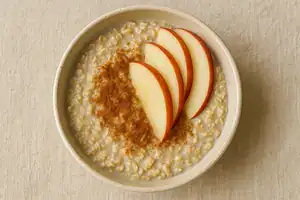 Kom havermoutpap met kaneel en fruit