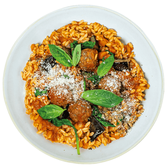 Orzo in tomatensaus met aubergine en vegan balletjes