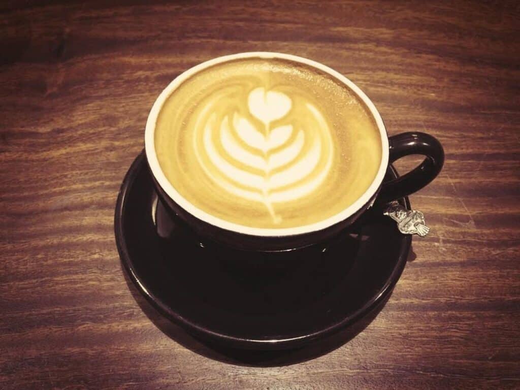 Waarom schift havermelk in koffie? 4 oorzaken (en hoe je het voorkomt)